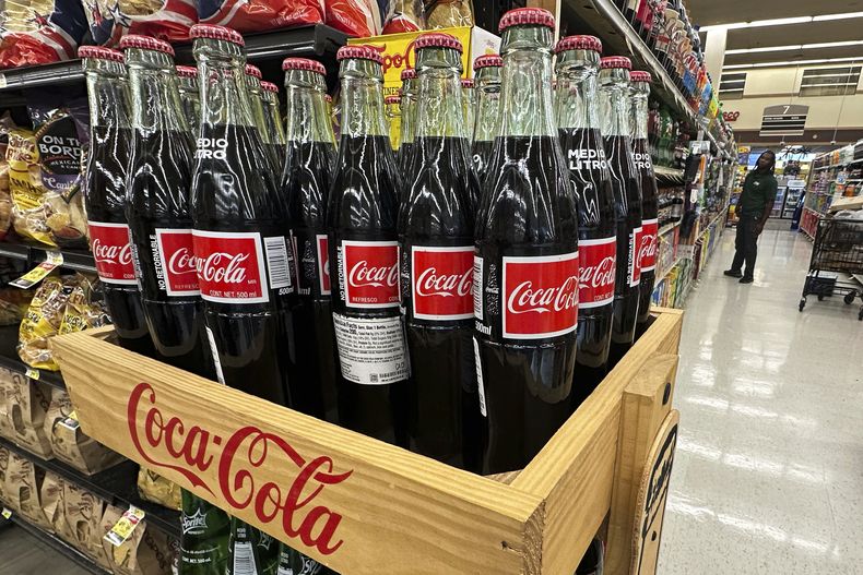 Botellas de Coca-Cola mexicana se exhiben en una tienda de comestibles en Mount Prospect, Illinois, el jueves 17 de julio de 2025. (AP Foto/Nam Y. Huh)