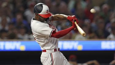 Michael A. Taylor, de los Mellizos de Minnesota, conecta un jonrón en el juego del viernes 4 de agosto de 2023, ante los Diamondbacks de Arizona (AP Foto/Stacy Bengs)