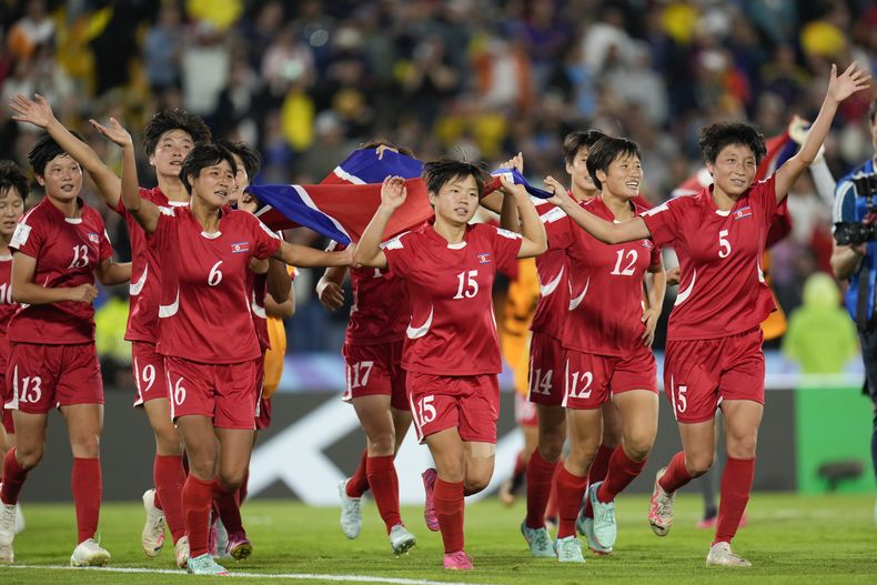 Jugadoras de Corea del Norte celebran después de derrotar a Japón en la final de la Copa del Mundo femenina Sub 20, en el estadio El Campín, en Bogotá, Colombia, el domingo 22 de septiembre de 2024. (AP Foto/Fernando Vergara)