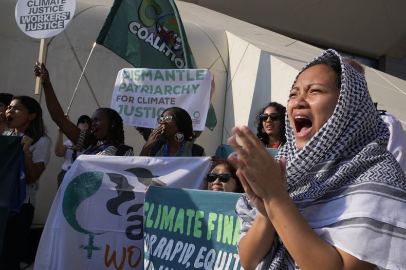 Activistas se manifiestan durante la conferencia climática COP28 en Dubái, Emiratos Árabes Unidos, el 9 de diciembre de 2023. (AP Foto/Kamran Jebreili)