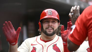 Alec Burleson, de los Cardenales de San Luis, festeja tras conectar un jonrón de dos carreras en la sexta entrada del duelo ante los Gigantes de San Francisco, el sábado 22 de junio de 2024 (AP Foto/Joe Puetz)