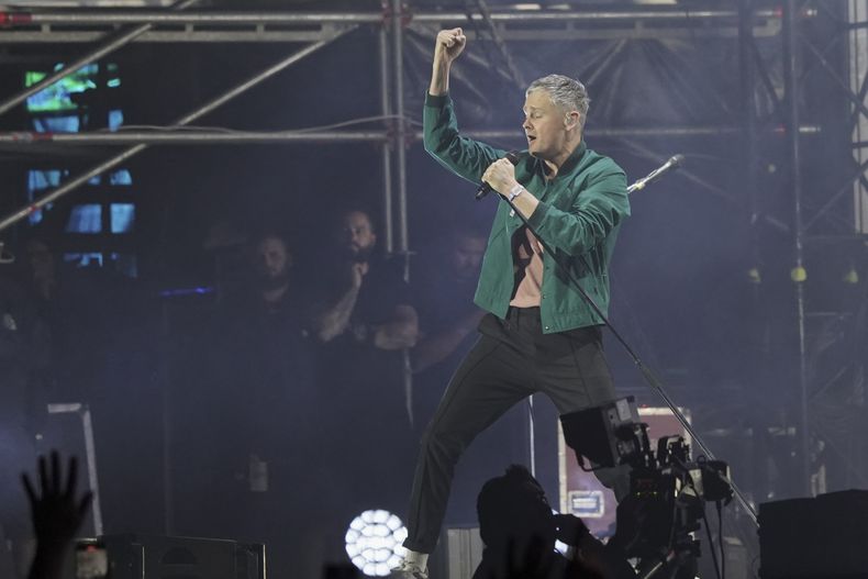 El vocalista Tom Chaplin de la banda de rock británica Keane durante su presentación en la 25ª edición del festival de música Vive Latino en la Ciudad de México, el domingo 16 de marzo de 2025. (Foto AP/Aurea Del Rosario)