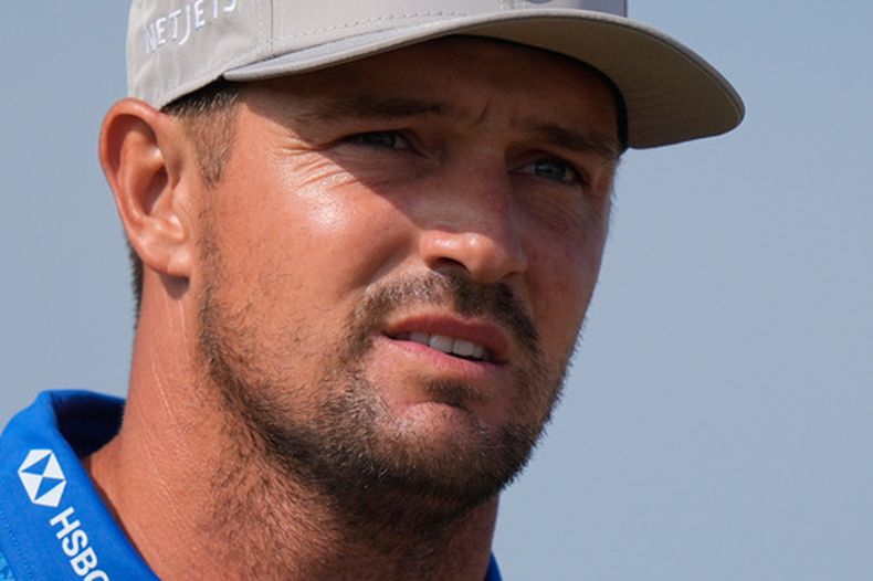 Bryson DeChambeau, de los Estados Unidos, se retira del tee del hoyo 9 durante el segundo día del Campeonato Abierto Británico de Golf (British Open) en el club de golf Royal Birkdale, en Southport, Inglaterra, el viernes 17 de julio de 2026. (Foto AP/David Goldman)