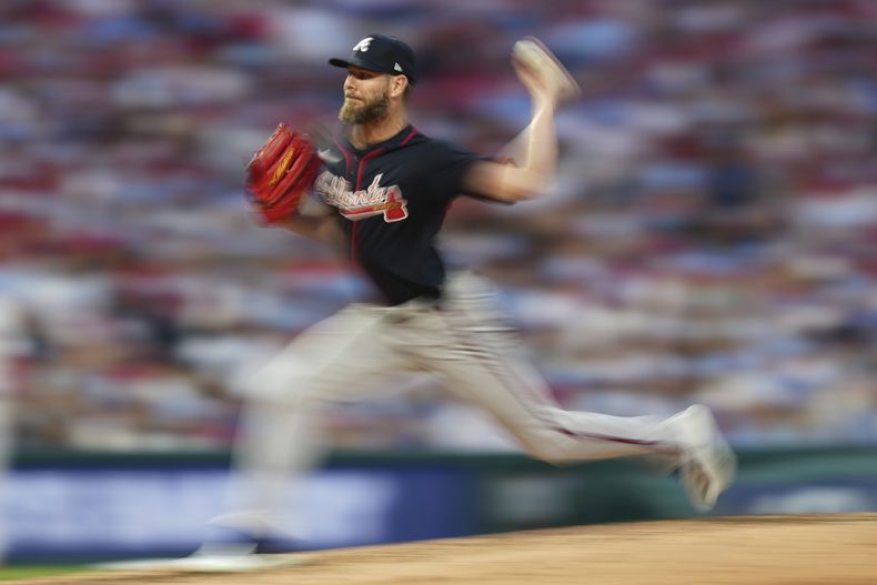 Chris Sale, de los Bravos de Atlanta, lanza en el juego del jueves 29 de mayo de 2025, ante los Filis de Filadelfia, segundo de una doble tanda (AP Foto/Matt Slocum)