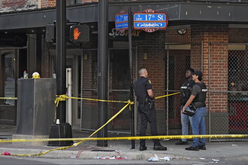 Agentes de policía permanecen en una calle de la zona de Ybor City en Tampa, Florida, después de un tiroteo, el domingo 29 de octubre de 2023. (AP Foto/Chris OMeara)
