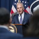 ARCHIVO - El secretario de Justicia adjunto Matthew Olsen, de la División de Seguridad Nacional, habla en conferencia de prensa en el Departamento de Justicia, Washington, 16 de mayo de 2023. Faltando apenas un mes y medio para el final del año, al gobierno del presidente Joe Biden se le acaba el tiempo para volver a obtener la autorización para un programa de espionaje que dice que es vital para prevenir el terrorismo, atrapar espías y causar disrupción a los ciberataques. (AP Foto/Jose Luis Magana, File)