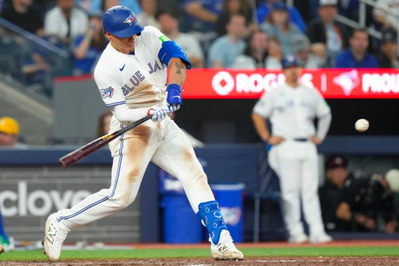 El mexicano Brandon Valenzuela, de los Azulejos de Toronto, pega un jonrón de tres carreras en el encuentro del sábado 9 de mayo de 2026 ante los Angelinos de Los Ángeles (Chris Young/The Canadian Press via AP)