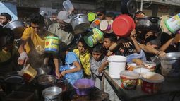 En esta imagen de archivo, palestinos se agolpan para recibir comida en Rafah, en el sur de la Franja de Gaza, el 8 de noviembre de 2023. (AP Foto/Hatem Ali, archivo)