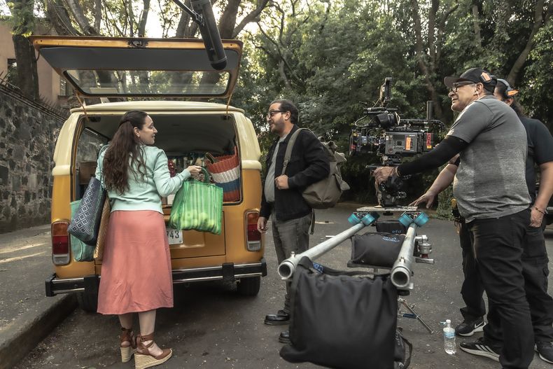En esta fotografía proporcionada por ViX, Mariana Treviño, izquierda, y Andrés Almeida en una escena de El sabor de la Navidad. (ViX vía AP)