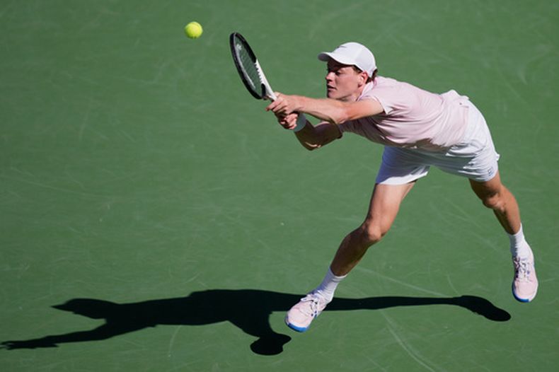 Jannik Sinner devuelve ante Daniil Medvedev en la final del Abierto de Indian Wells, el domingo 15 de marzo de 2026. (AP Foto/Mark J. Terrill)