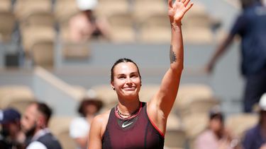 La bielorrusa Aryna Sabalenka celebra tras vencer a la española Jessica Bouzas Maneiro en la primera ronda del Abierto de Francia el martes 26 de mayo del 2026. (AP Foto/Christophe Ena)