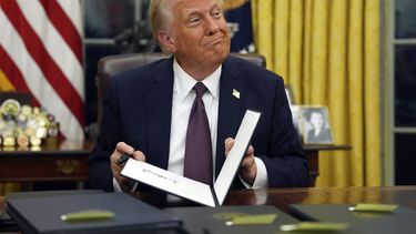 El presidente Donald Trump firma órdenes ejecutivas en la Oficina Oval en la Casa Blanca en Washington el 20 de enero del 2025. (AP foto/Evan Vucci)