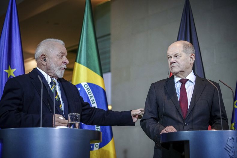 El canciller alemán Olaf Scholz (der) y el presidente brasileño Luiz Inacio Lula da Silva en Berlín, el 4 de diciembre de 2023. (Kay Nietfeld/dpa via AP)