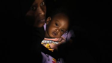 En esta imagen de archivo, sudaneses esperan a embarcar en un buque militar saudí para abandonar el país, en Port Sudan, Sudán, el 2 de mayo de 2023. (AP Foto/Amr Nabil, archivo)