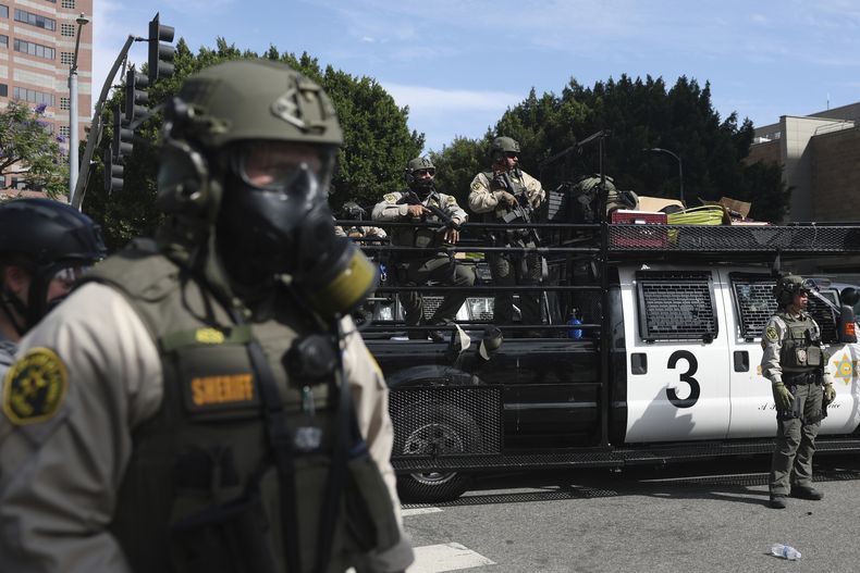 ARCHIVO – Agentes del orden público montan guardia durante una protesta, el 14 de junio de 2025, en Los Ángeles. (AP Foto/Ethan Swope, Archivo)
