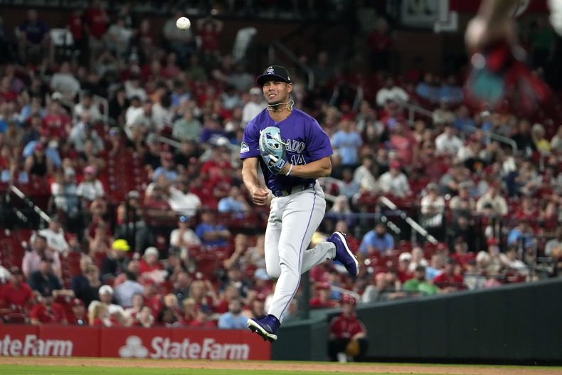 El torpedero Ezequiel Tovar de los Rockies de Colorado saca out a Brendan Donovan de los Cardenales de san Luis, el jueves 6 de junio de 2024, en San Luis. (AP Foto/Jeff Roberson)