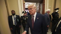 El presidente estadounidense Donald Trump abandona el recinto de la Cámara de Representantes tras pronunciar un discurso ante una sesión conjunta del Congreso, en el Capitolio, Washington, el martes 4 de marzo de 2025. (Win McNamee/Pool Photo via AP)