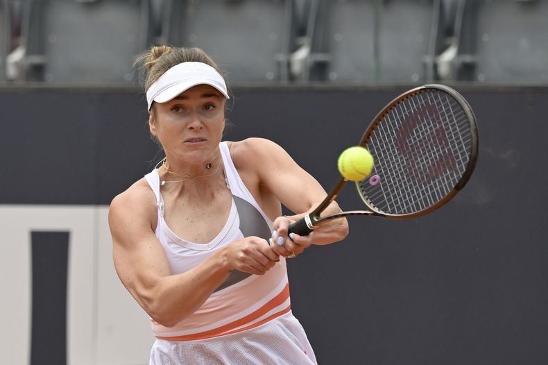 En foto del 10 de mayo del 2023, la ucraniana Elina Svitolina en acción en el encuentro ante su compatriota Lesia Tsurenko en el Abierto de Italia. El lunes 29 de mayo del 2023, Svitolina regresa a un Grand Slam tras año y medio fuera después de que dio a luz en octubre. (Fabrizio Corradetti/LaPresse via AP)