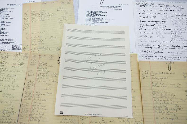 Esta imagen publicada por la Biblioteca del Congreso muestra la letra y las notas de Im Still Here del musical Follies de Stephen Sondheim, personalizada para Barbra Streisand en 1993. (Elaina Finkelstein/Library of Congress via AP)