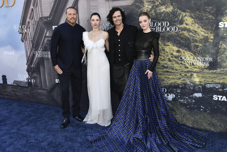Sam Heughan, de izquierda a derecha, Hermione Corfield, Jamie Roy y Harriet Slater llegan al estreno de Outlander: Blood of My Blood el lunes 28 de julio de 2025, en Los Ángeles. (Foto Richard Shotwell/Invision/AP)