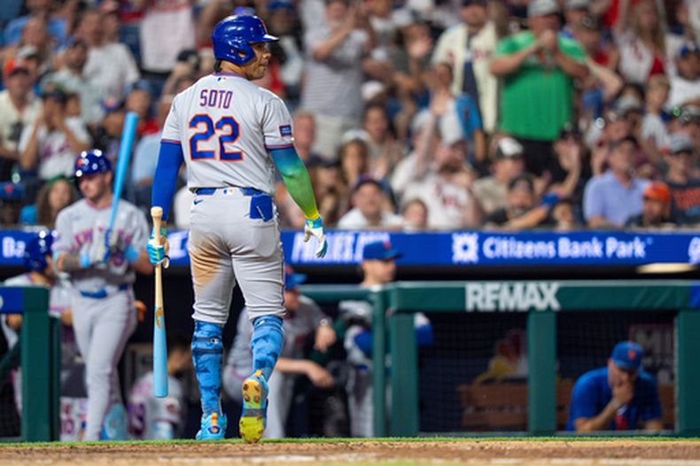 Juan Soto, de los Mets de Nueva York, mira hacia atrás tras ser ponchado durante la octava entrada de un partido de béisbol contra los Filis de Filadelfia, el domingo 21 de junio de 2026, en Filadelfia. (Foto AP/Chris Szagola)