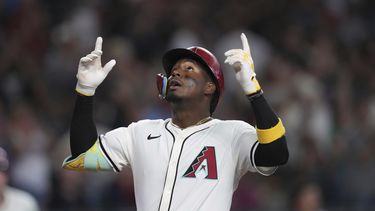 Geraldo Perdomo, de los Diamondbacks de Arizona, mira hacia arriba cuando llega al plato después de conectar un jonrón contra los Bravos de Atlanta durante la quinta entrada de un juego de béisbol el domingo 27 de abril de 2025, en Phoenix. (AP Foto/Ross D. Franklin)