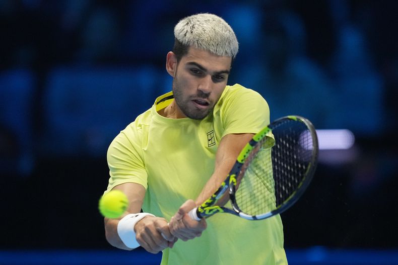 El tenista estañol Carlos Alcaraz devuelve una bola al italiano Jannik Sinner durante la final de las Finales del ATP World Tour, en Turín, Italia, el 16 de noviembre de 2025. (AP Foto/Antonio Calanni)