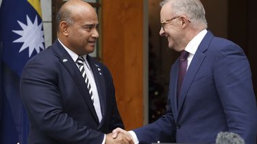 El presidente de Nauru, David Adeang, a la izquierda, y el primer ministro de Australia, Anthony Albanese, se dan la mano en el Parlamento en Canberra, el 9 de diciembre de 2024. (Dominic GianniniAAP Image via AP)