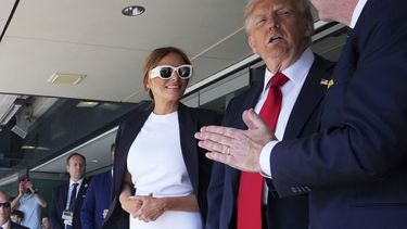El presidente de la FIFA, Gianni Infantino, de derecha, el presidente Donald Trump y la primera dama Melania Trump asisten al partido final de fútbol de la Copa Mundial de Clubes, en el MetLife Stadium en East Rutherford, Nueva Jersey, el domingo 13 de julio de 2025. (AP Foto/Jacquelyn Martin)
