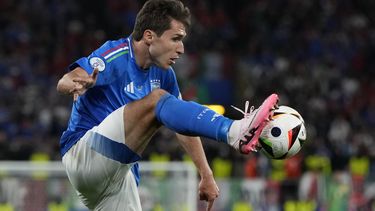 ARCHIVO - El italiano Federico Chiesa controla el balón en el partido contra Albania en la Eurocopa, el 15 de junio de 2024, en Dortmund. (AP Foto/Alessandra Tarantino)