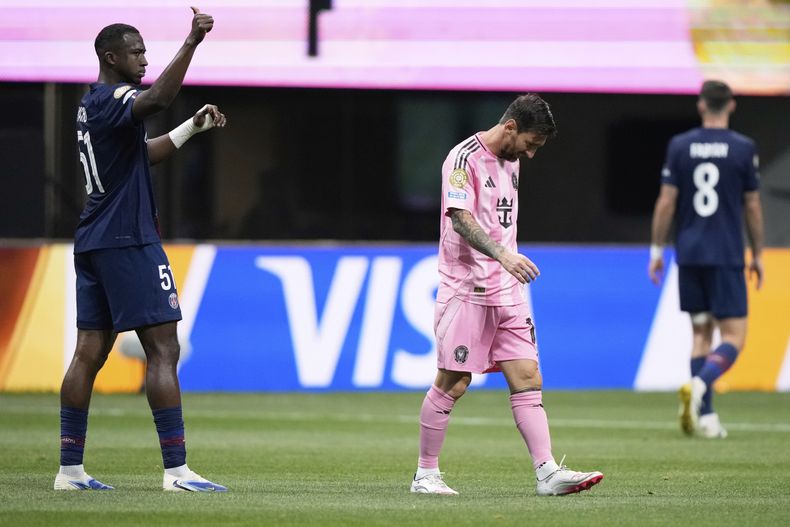 Willian Pacho del Paris Saint-Germain, izquierda, hace una señal mientras Lionel Messi del Inter de Miami, centro, se aleja durante el partido de fútbol de octavos de final del Mundial de Clubes entre el PSG y el Inter de Miami en Atlanta, el domingo 29 de junio de 2025. (AP Photo/Brynn Anderson)