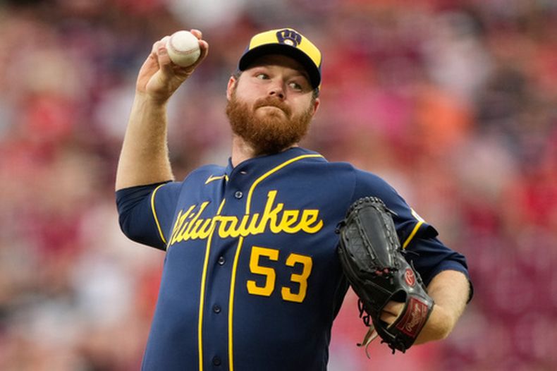 Brandon Woodruff, de los Cerveceros de Milwaukee, lanza durante la primera entrada del juego de béisbol en contra de los Rojos de Cincinnati, el lunes 22 de junio de 2026. (AP Foto/Carolyn Kaster)