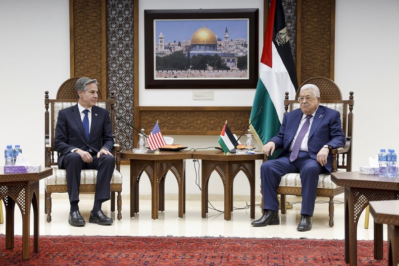 El secretario de Estado estadounidense Antony Blinken, izquierda, se reúne con el presidente palestino Mahmud Abás en Ramala, el domingo 5 de noviembre de 2023, en la Cisjordania ocupada. (Jonathan Ernst/Foto compartida vía AP)