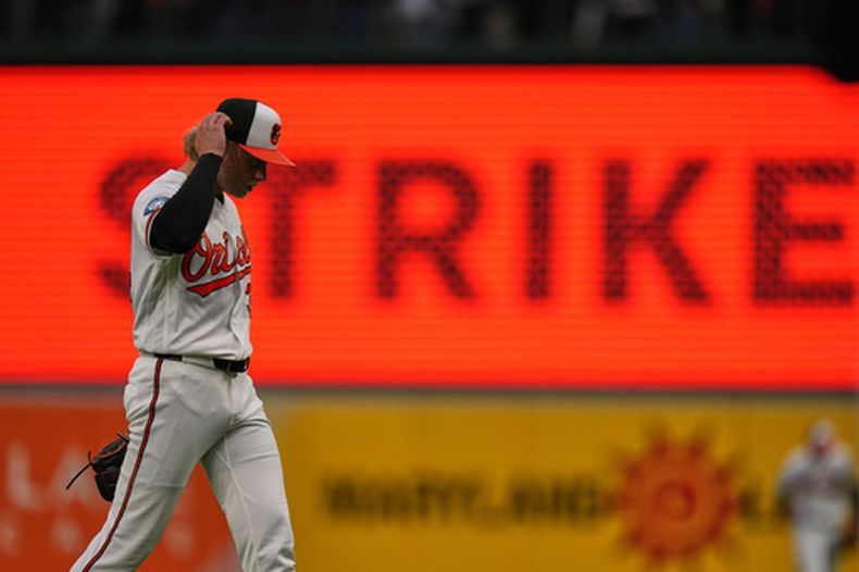 El lanzador abridor de los Orioles de Baltimore, Shane Baz, regresa al dugout tras ponchar a Brice Matthews de los Astros de Houston para retirar la entrada durante la segunda entrada de un partido de béisbol, el martes 28 de abril de 2026, en Baltimore. (AP Foto/Stephanie Scarbrough)