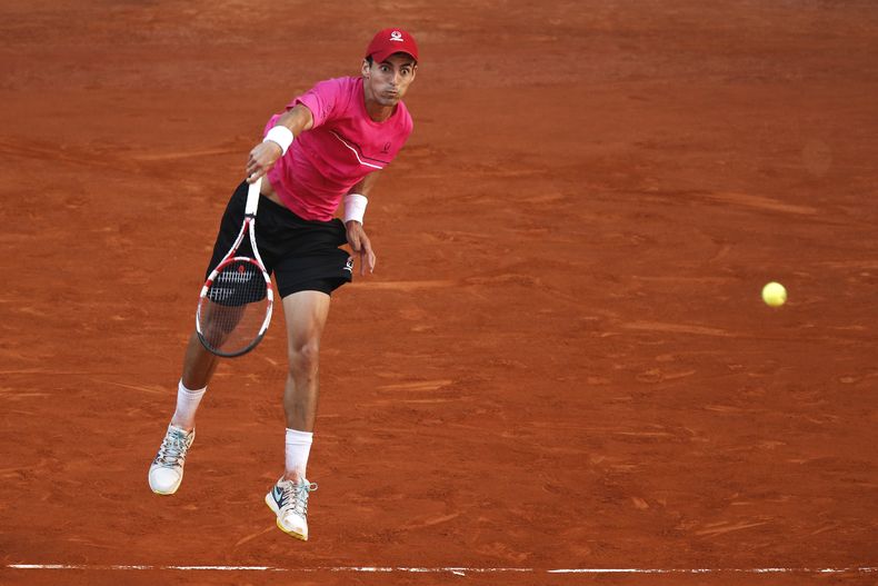 El colombiano Santiago Giraldo saca contra Roberto Bautista en el Masters de Madrid el viernes, 9 de mayo de 2014. (AP Photo/Andres Kudacki)