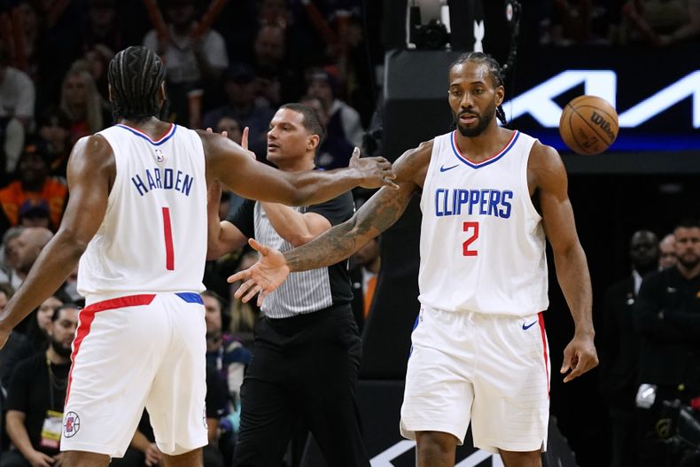 El escolta de Los Clippers de Los Ángeles Kawhi Leonard (2) celebra su anotación ante los Suns de Phoenix junto al armador James Harden (1) durante la 2da mitad del juego de baloncesto de la NBA, el miércoles 3 de enero de 2024, en Phoenix. (AP Foto/Ross D. Franklin)