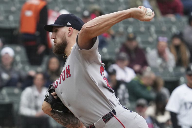 El lanzador abridor de los Medias Rojas de Boston, Garrett Crochet, lanza contra los Medias Blancas de Chicago durante la primera entrada de un juego de béisbol en Chicago, el domingo 13 de abril de 2025. (AP Foto/Nam Y. Huh)