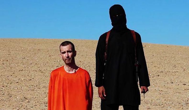 El grupo terrorista difundió la tercera ejecución para amenazar a Estados Unidos y "a sus aliados" sobre una posible intervención militar en Irak. Al final del video, el verdugo británico 'John' muestra a un cuarto secuestrado llamado