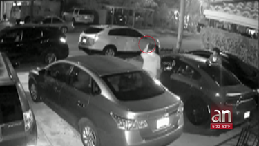 buscan a dos jovenes que se robaron una pistola de un auto en la calle ocho