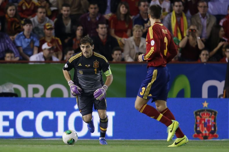 El arquero de la selecci&oacute;n de Espa&ntilde;a y el Real Madrid, Iker Casillas, izquierda, corre hacia el bal&oacute;n en un partido contra Georgia por las eliminatorias mundialistas el martes, 15 de octubre de 2013, en Albacete, Espa&ntilde;a. (AP Ph