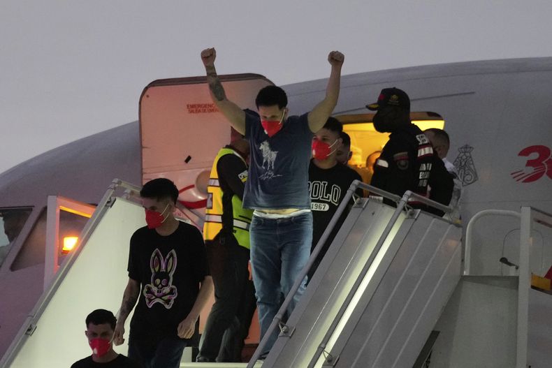 Migrantes deportados hace meses por Estados Unidos a El Salvador llegan al Aeropuerto Internacional Simón Bolívar, en Maiquetia, Venezuela, el viernes 18 de julio de 2025. (AP Foto/Ariana Cubillos)
