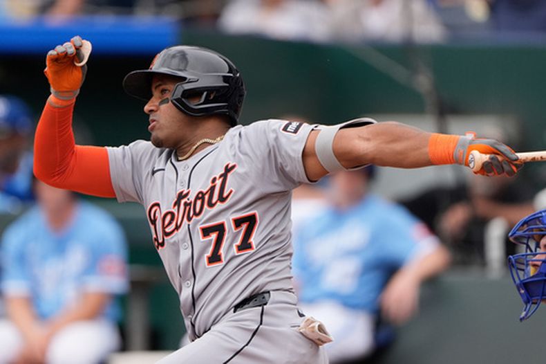 ARCHIVO - Foto del 31 de agosto del 2025, el cubano Andy Ibáñez de los Tigres de Detroit batea en la octava entrada ante los Reales de Kansas City. (AP Foto/Charlie Riedel, Archivo)