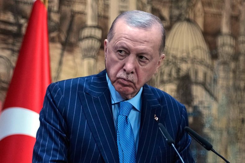 ARCHIVO - El presidente de Turquía, Recep Tayyip Erdogan, escucha al presidente de Somalia, Hassan Sheikh Mohamud, habla durante una conferencia de prensa en Estambul, Turquía, el 30 de diciembre de 2025. (AP Foto/Khalil Hamra, Archivo)