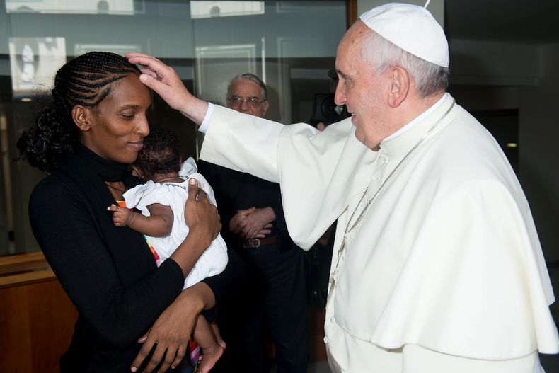 En esta foto suministrada por el peri&oacute;dico de Vaticano LOsservatore Romano, el papa Francisco recibe a Meriam Ibrahim, de Sud&aacute;n, con su hija Maya en brazos, en el Vaticano el jueves 24 de julio del 2014. La sudanesa fue condenada a muerte e