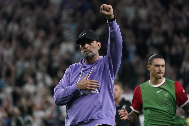 El técnico de Liverpool Jurgen Klopp tras la derrota 2-1 ante Tottenham en la Liga Premier, el sábado 30 de septiembre de 2023, en Londres. (AP Foto/Alberto Pezzali)