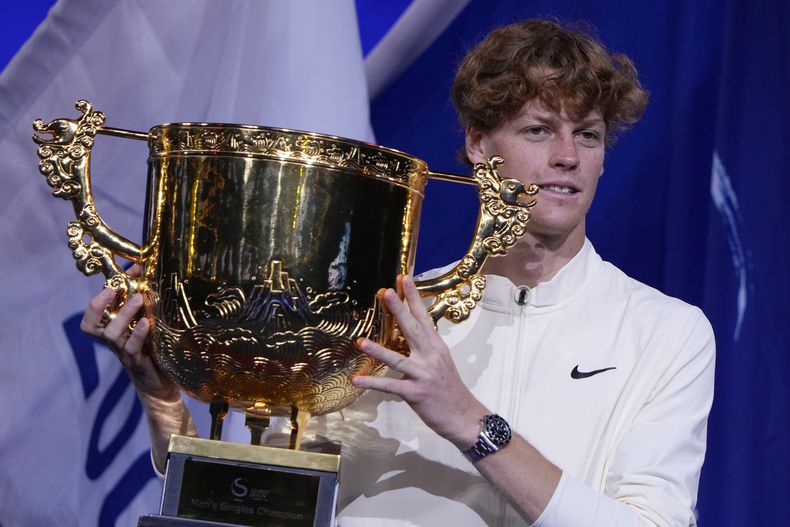 Jannik Sinner posa con el trofeo de campeón del Abierto de China tras derrotar a Daniil Medvedev en la final, el miércoles 4 de octubre de 2023, en Beijing. (AP Foto/Andy Wong)