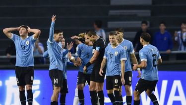 Los jugadores de Uruguay le protestan al árbitro mexicano Marco Ortíz durante un partido contra Inglaterra por el Grupo E del Mundial Sub20 en el estadio Diego Maradona de La Plata, Argentina, jueves 25 de mayo, 2023. (AP Foto/Gustavo Garello)