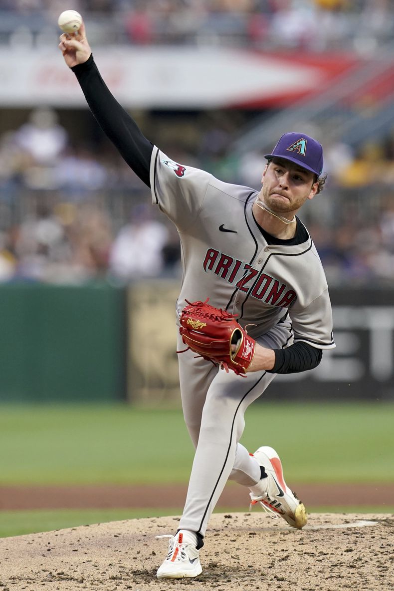 El abridor de los Diamondbacks de Arizona Ryne Nelson realiza un lanzamiento durante la quinta entrada del juego de béisbol en contra de los Piratas de Pittsburgh el viernes 25 de julio de 2025, en Pittsburgh. (AP Foto/Matt Freed)