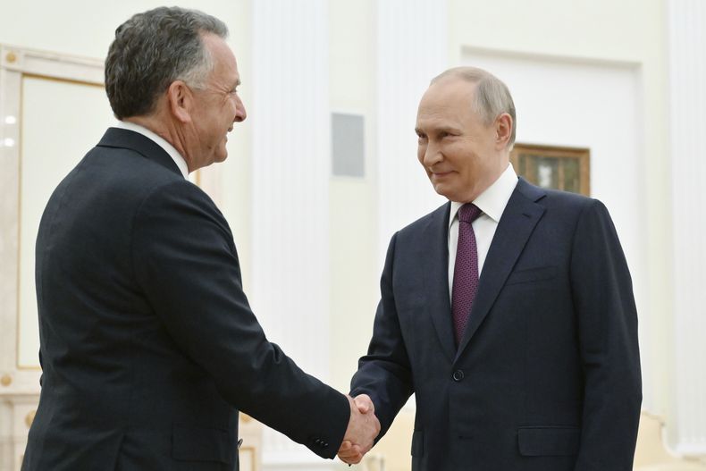 ARCHIVO - El presidente ruso Vladímir Putin, derecha, y el enviado especial de Estados Unidos, Steve Witkoff, se estrechan la mano antes de sus conversaciones en el Kremlin, el 25 de abril de 2025, en Moscú, Rusia. (Kristina Kormilitsyna, Sputnik, foto compartida del Kremlin vía AP, archivo)