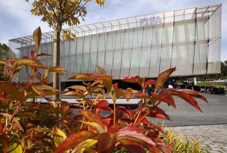 ARCHIVO - La sede de la FIFA es fotografiada después de una reunión del Comité Ejecutivo de la FIFA en Zúrich, Suiza, el 25 de septiembre de 2015. (AP Photo/Michael Probst, Archivo)